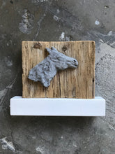 Lade das Bild in den Galerie-Viewer, Pferd grau