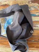 Lade das Bild in den Galerie-Viewer, Shoulder Bag Soul, made from recycled material
